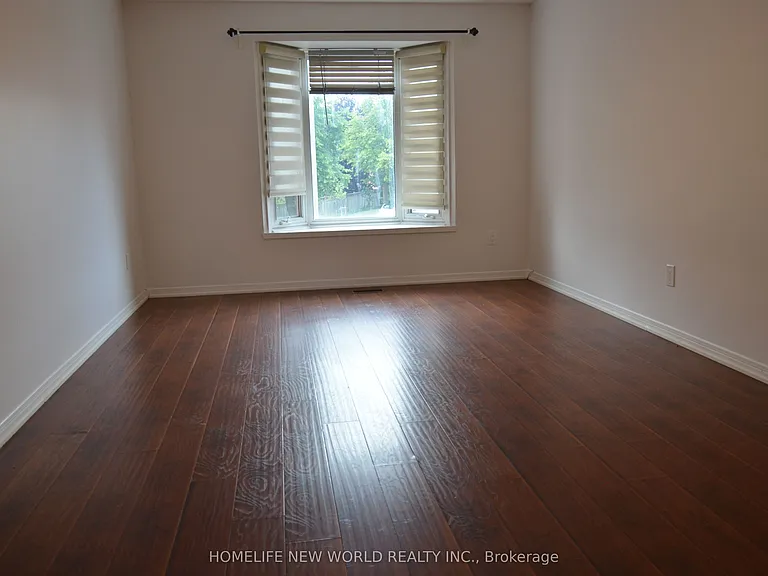 50 Adrian Cres — Photo 4