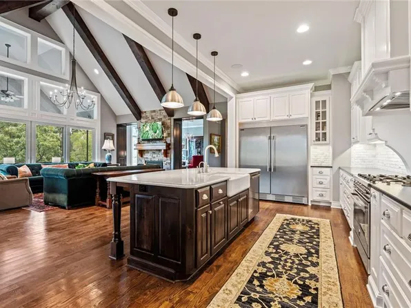 6325 Edgewater Dr, Parkville, MO 64152