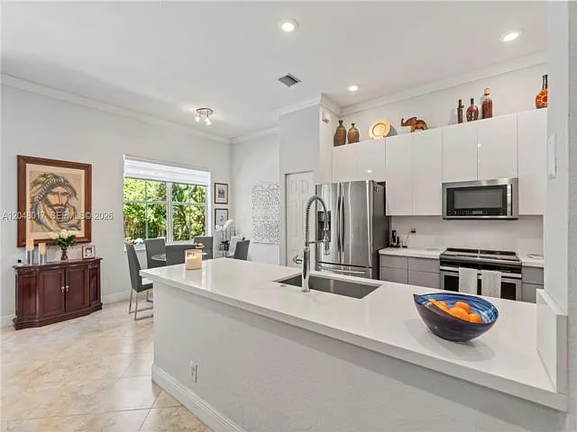 4 bed, 2.5 bath, $5,450 — Photo 3