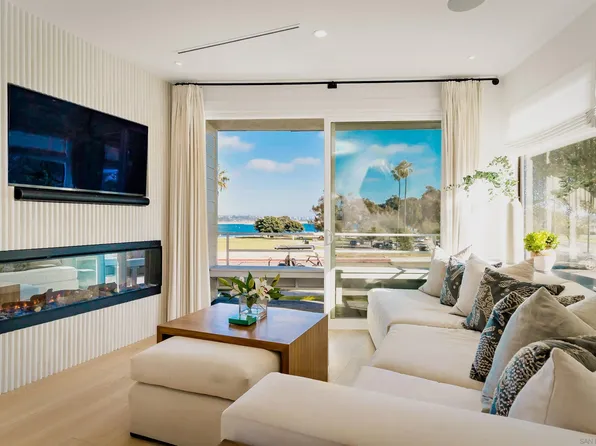 3802 Crown Point Dr, San Diego, CA 92109