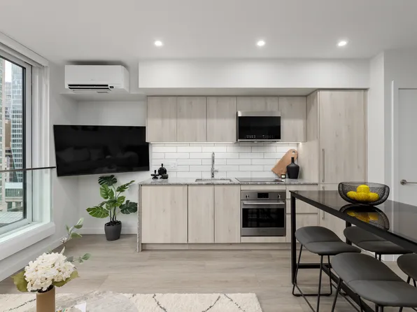 Richards, 510 Richards St, Vancouver, BC V6B 3E6