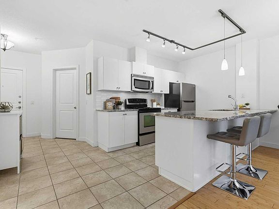 5th image of 328 21st Ave SW #210