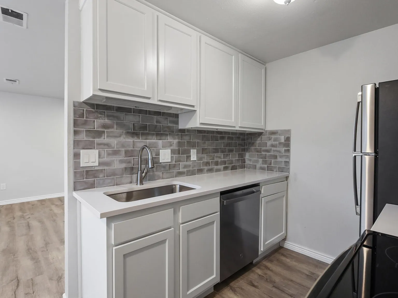 2 bed, 874 sqft, $1,400 — Photo 2