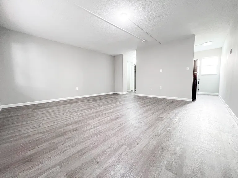 301 N 3rd St #13 — Photo 2