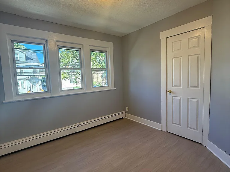 118 Maple Ave — Photo 3