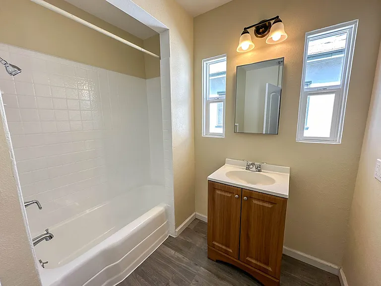 5702 Vineland Ave — Photo 8