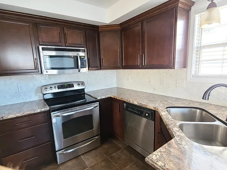 982 Dwight Eisenhower Way — Photo 2