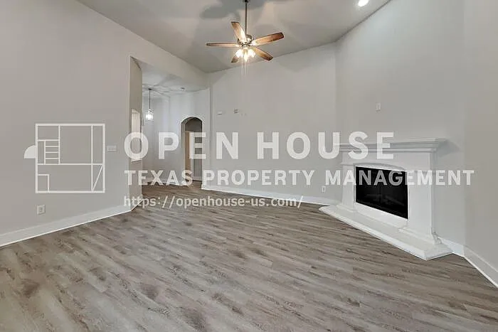 905 Hunter Ln — Photo 3