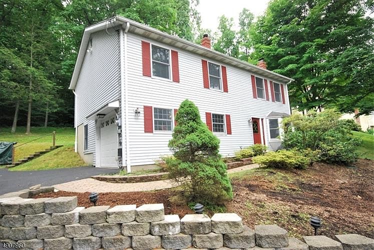 1st image of 10 Briar Dr