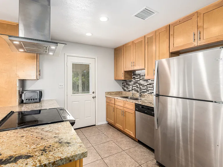 1037 E Campus Dr — Photo 6