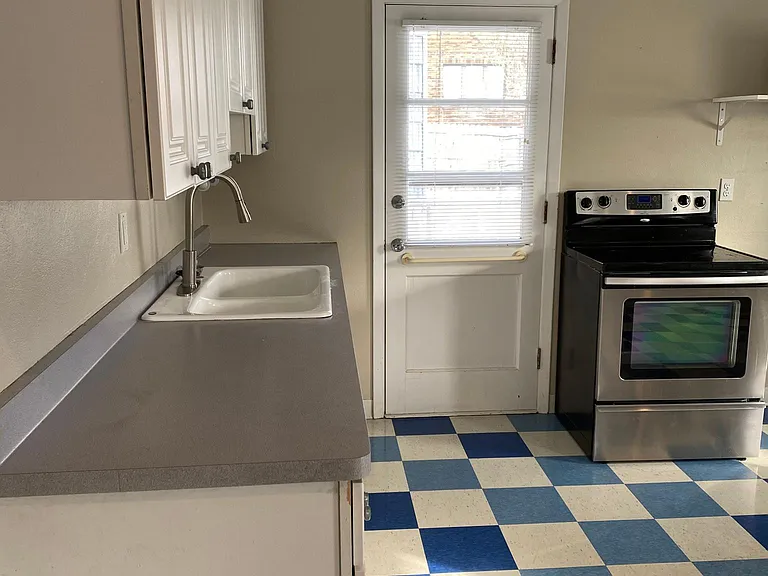 1686 W Marshall Ave — Photo 4