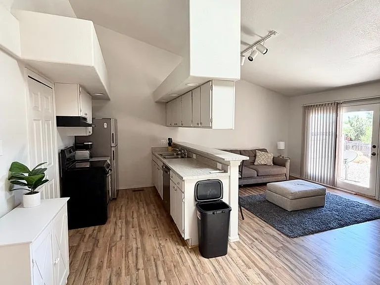 28 Pineridge Ct — Photo 4