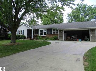 906 Riverview Dr, Alma, MI 48801