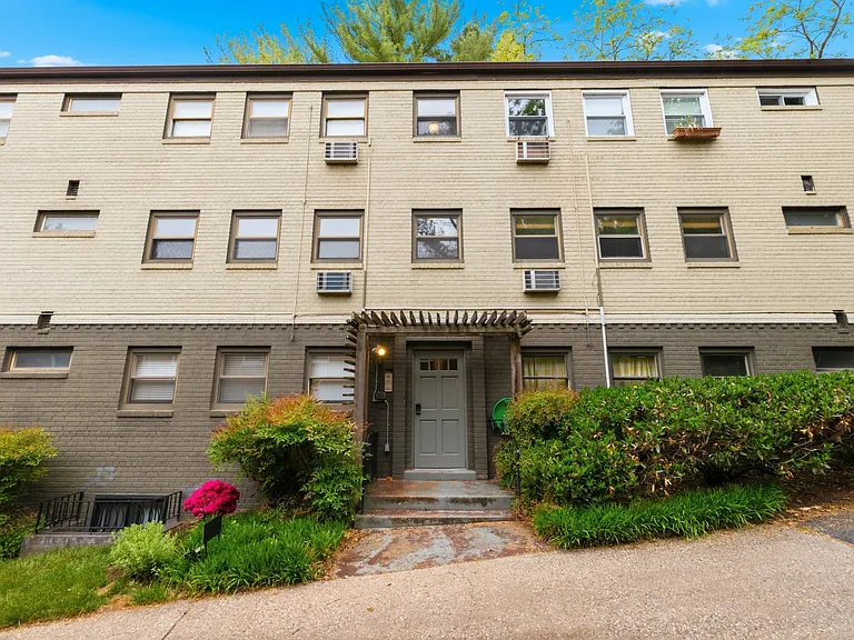 4595 Macarthur Blvd NW #4 — Photo 11