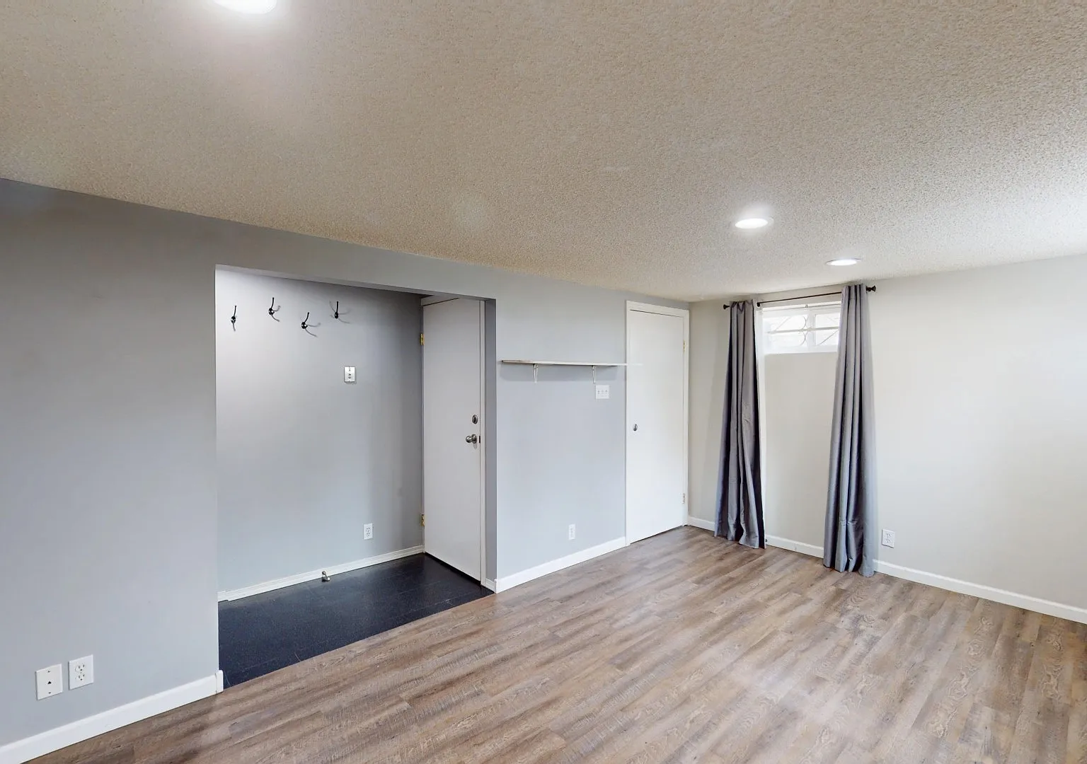 1516 46 Street SE — Photo 2