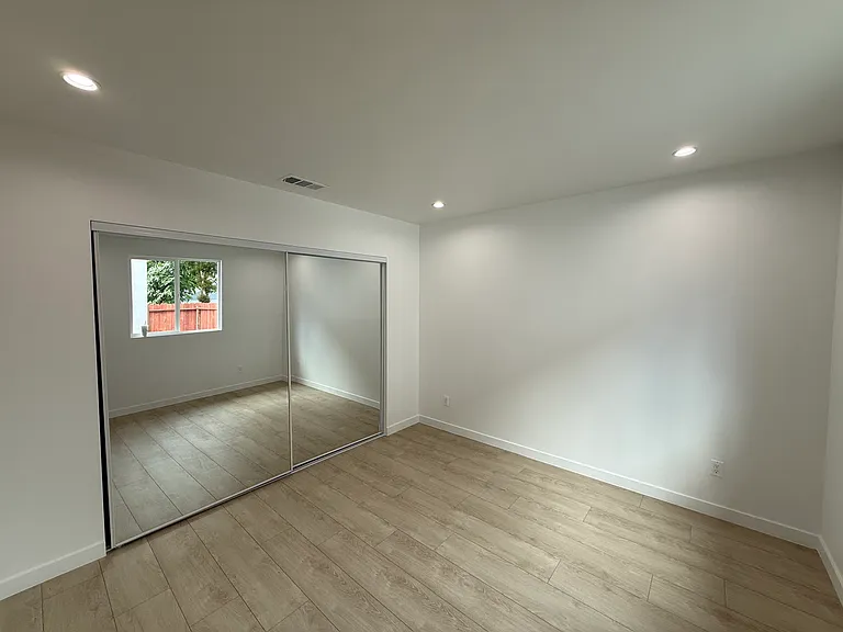 16918 Bassett St — Photo 22