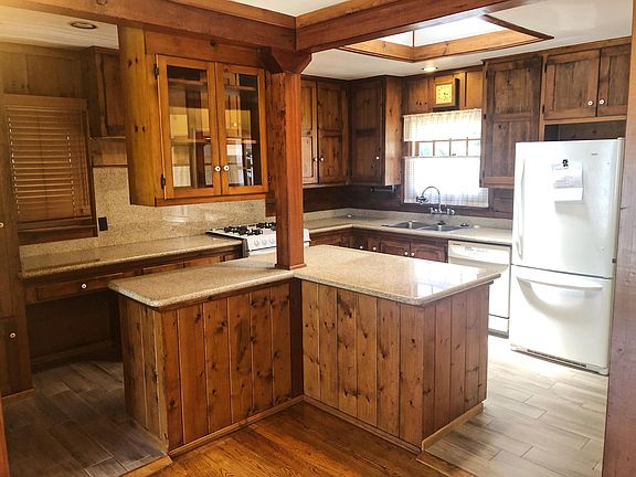 Kitchen w/ Stove/Oven, Dishwasher, Fridge/Freezer & Brand New Wood Floor