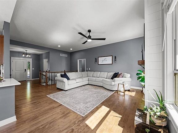 5th image of 622 N Wren Dr