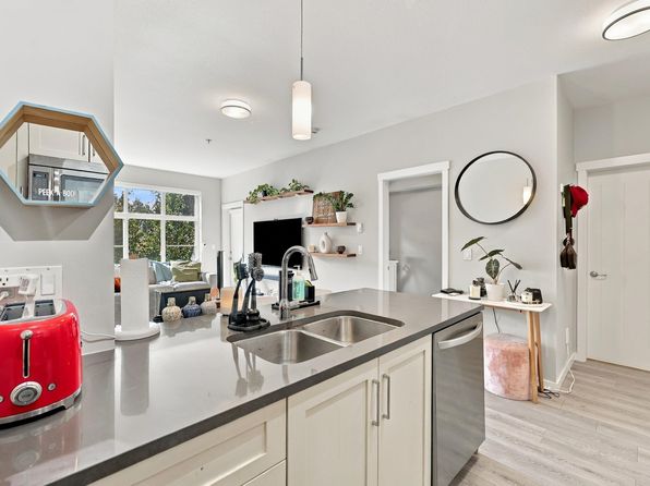 2 bedroom rental in Surrey — photo 6