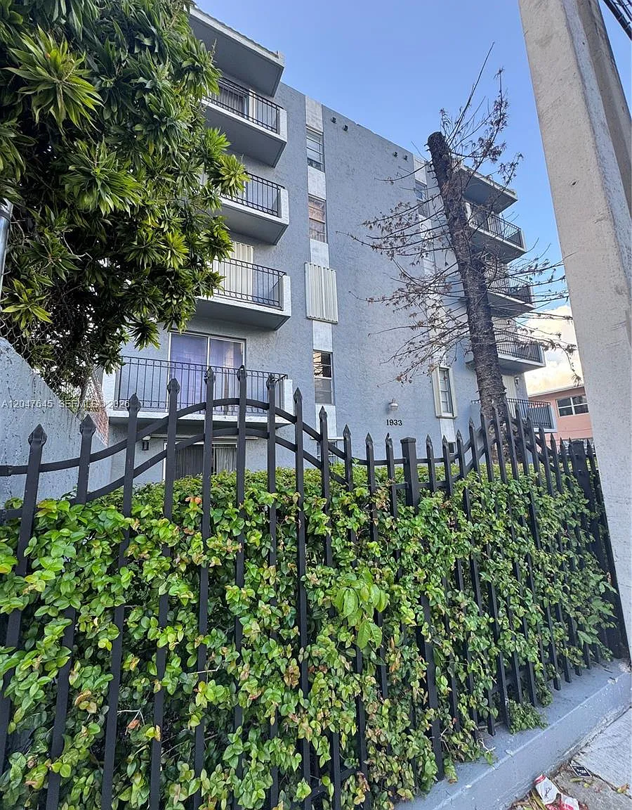 El Prado Condo — Photo 1
