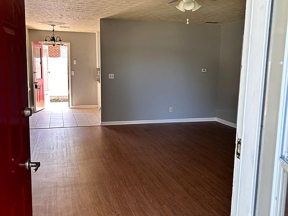 3rd image of 472 Lexington Dr