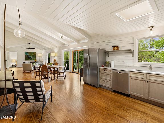 17th image of 284 Savannah Shores Dr