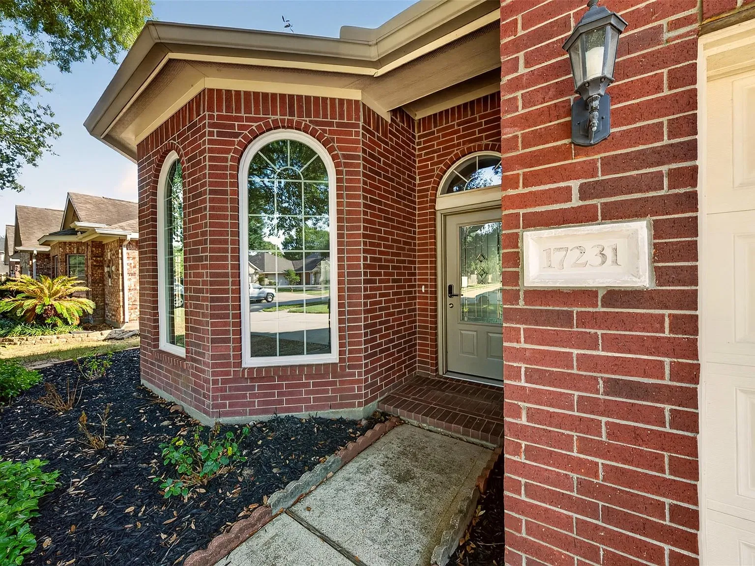 3 bed, 2.5 bath, 2332 sqft, $2,200 — Photo 4