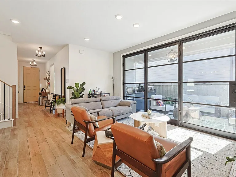 2420 Elm Pl — Photo 6