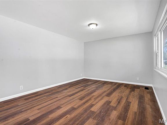 4th image of 940 Clearfield Dr