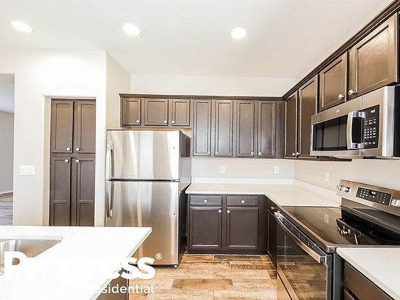 4th image of 41013 N Iron Horse Way