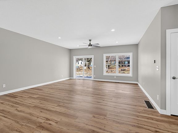 4th image of 8 Hunting Trail Ave