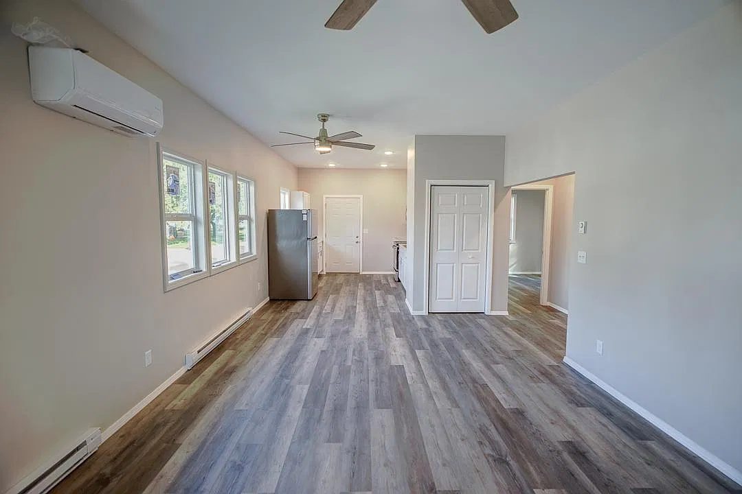 230 N Covell Ave - Upper Unit — Photo 2