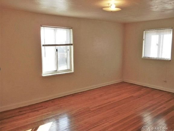 5th image of 209-211 E Sunrise Ave