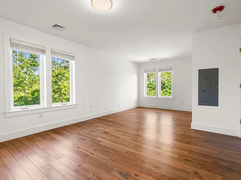 245 E Main St #1 — Photo 31