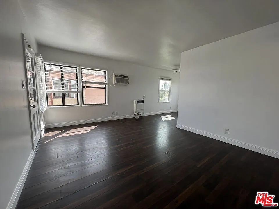 2 bed, 1.0 bath, 800 sqft, $2,595 — Photo 2