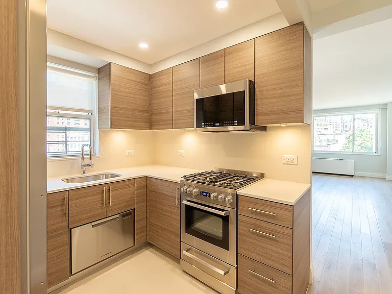 340 E 51st St #3C — Photo 3