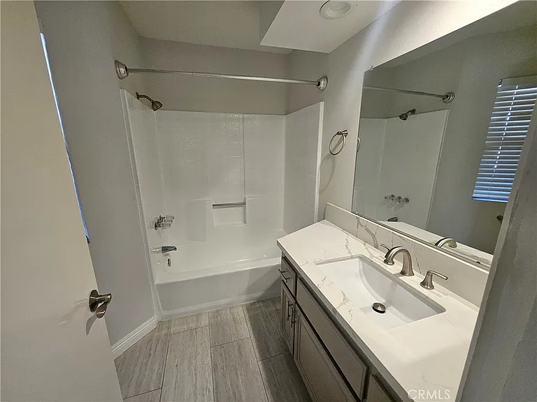 2336 Elden Ave #M — Photo 10