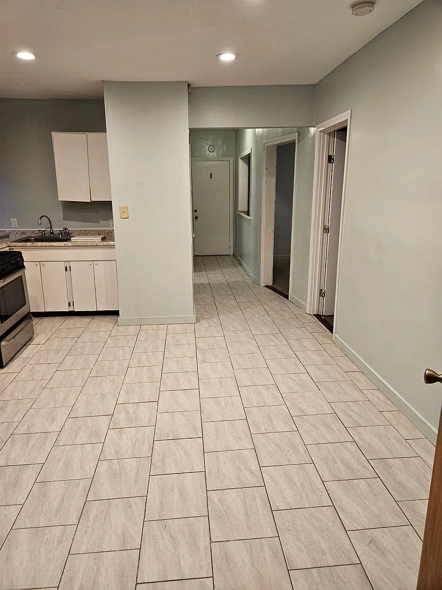 Building Photo - 108 Lyme St #2