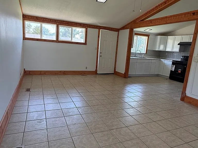 1402 Crescent Dr — Photo 3