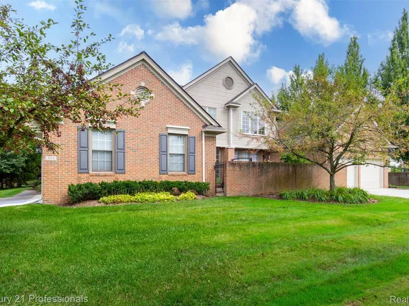 111 Charleston Dr, Troy, MI 48098