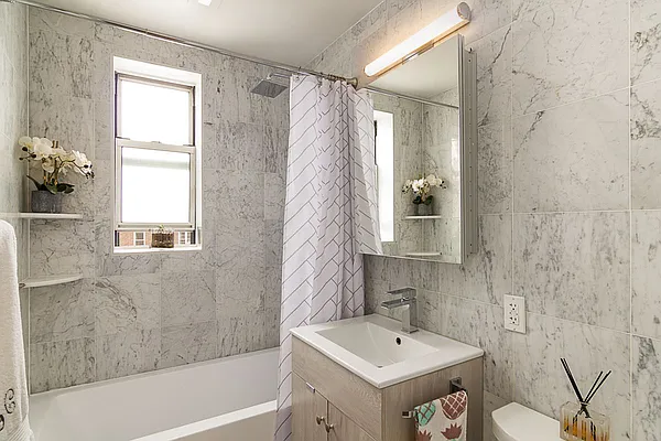 Sold by Remax City Square | media 8