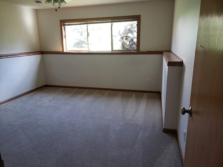 105 E School Rd — Photo 8