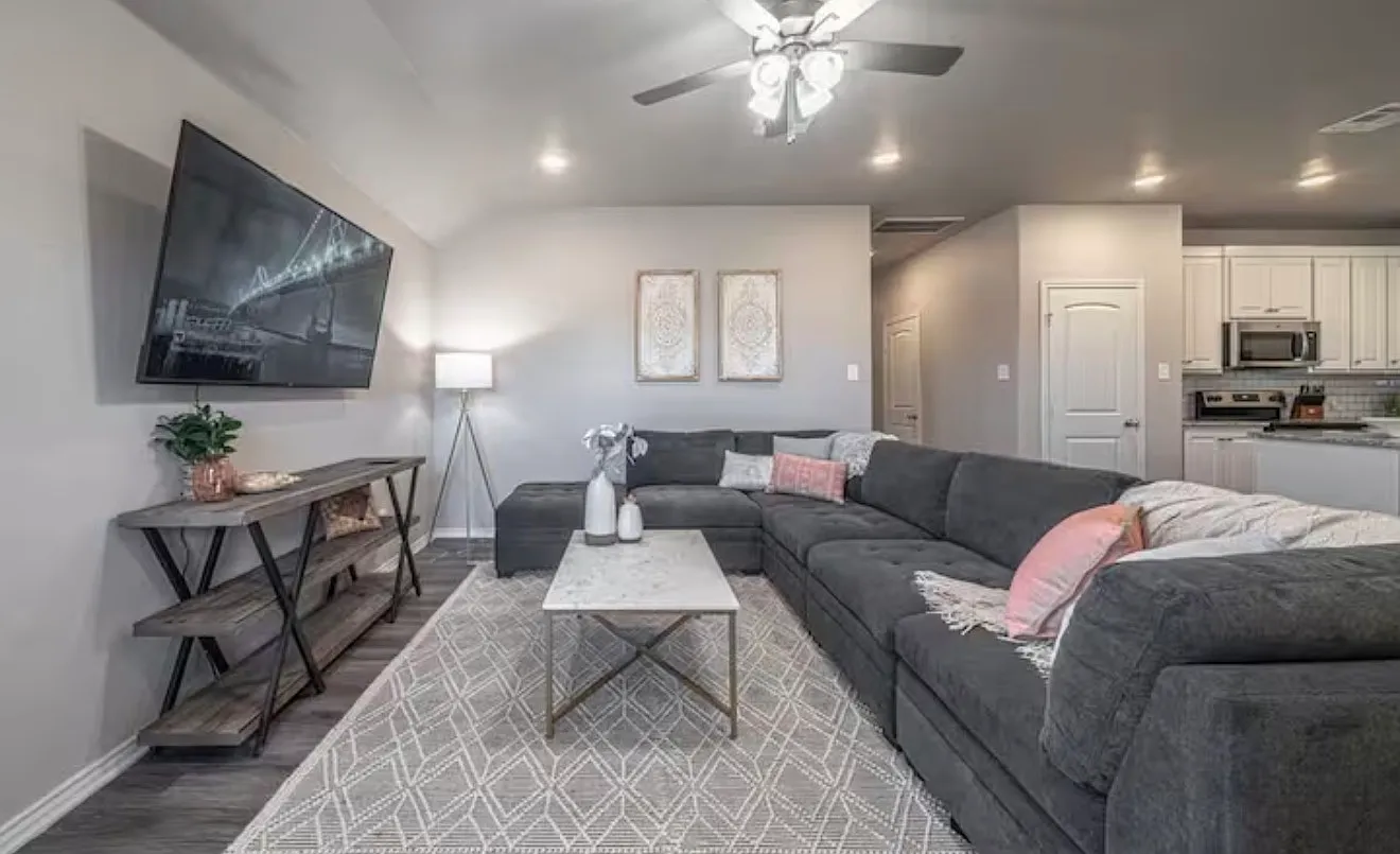 3 bed, $1,400 — Photo 2