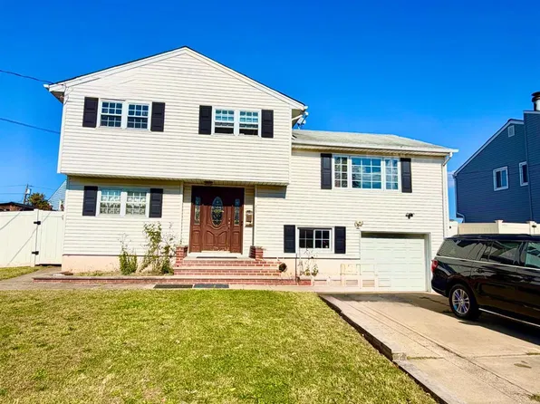26 Swarthmore Dr, Carteret, NJ 07008