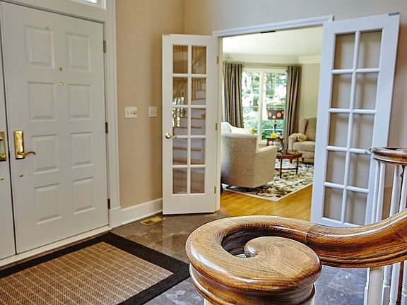 Stunning 2-story entry