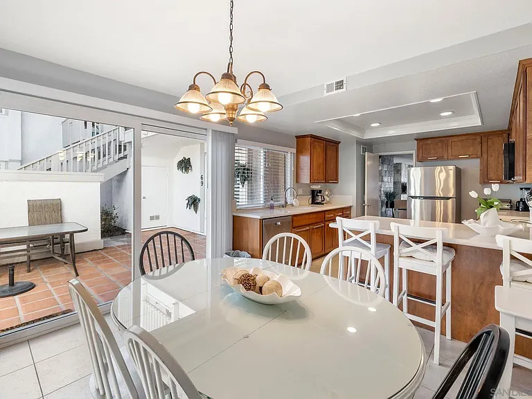 69 Kingston Ct W — Photo 17