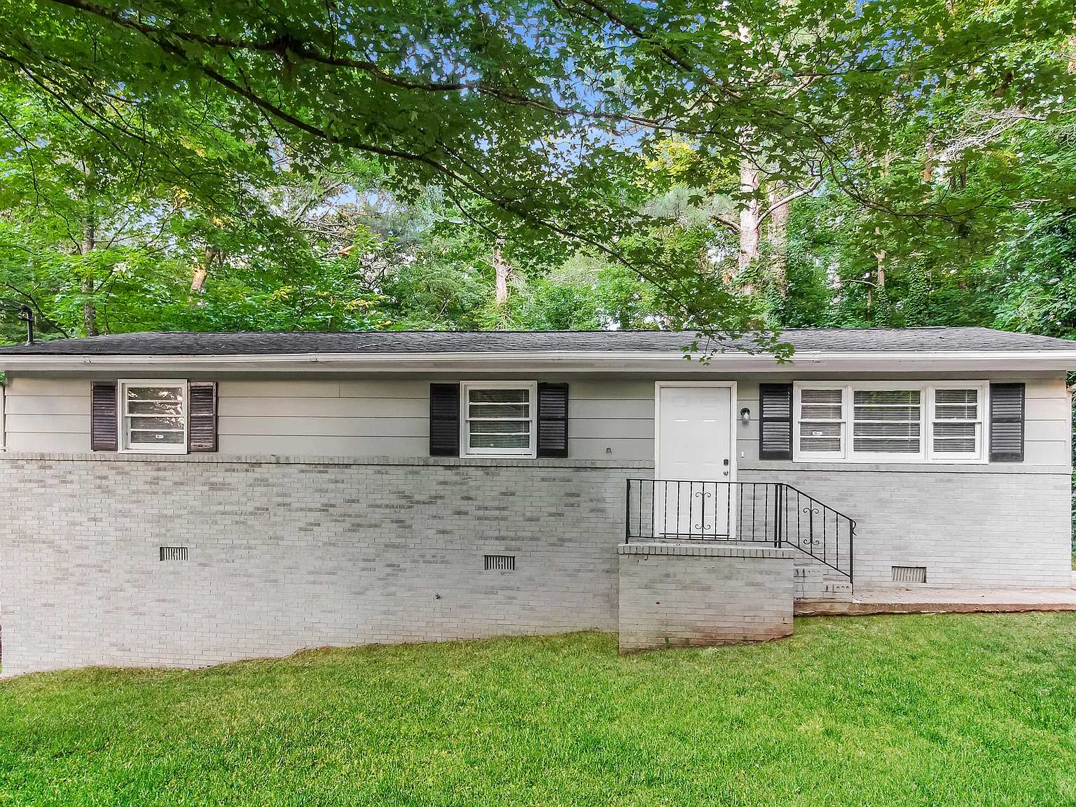 3 bed, 1.0 bath, 1012 sqft, $1,460 — Photo 2