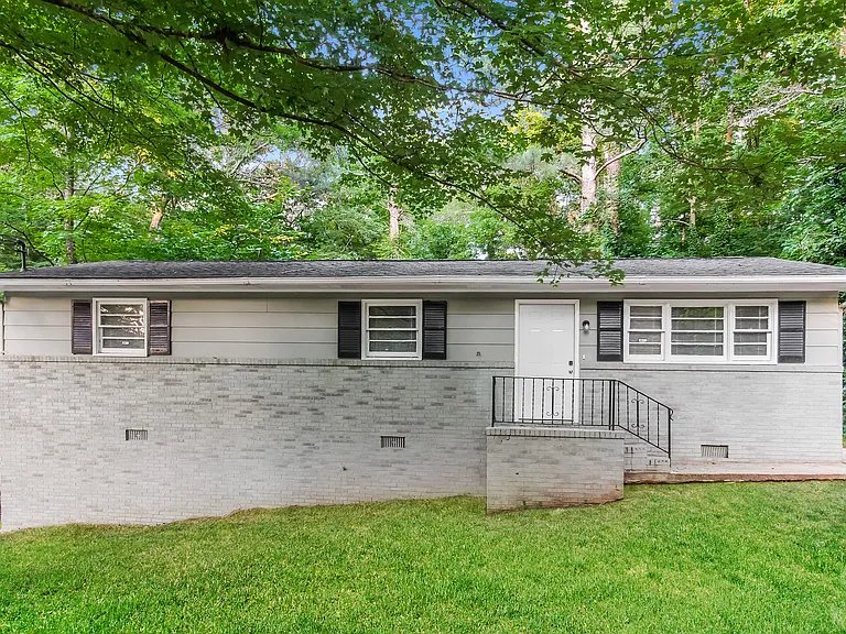 135 Wildwood Dr — Photo 2