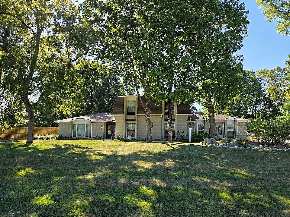 1st image of 920 Pinehurst Dr