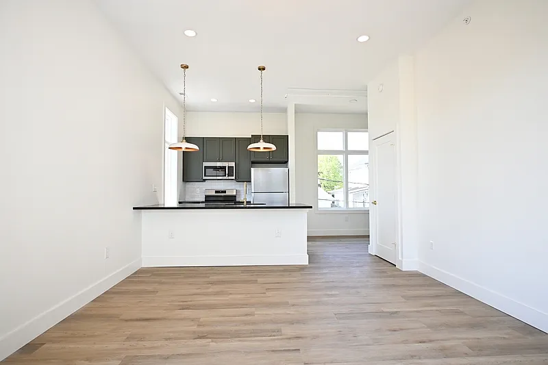 1 bed, 1.0 bath, 744 sqft, $1,295 — Photo 2
